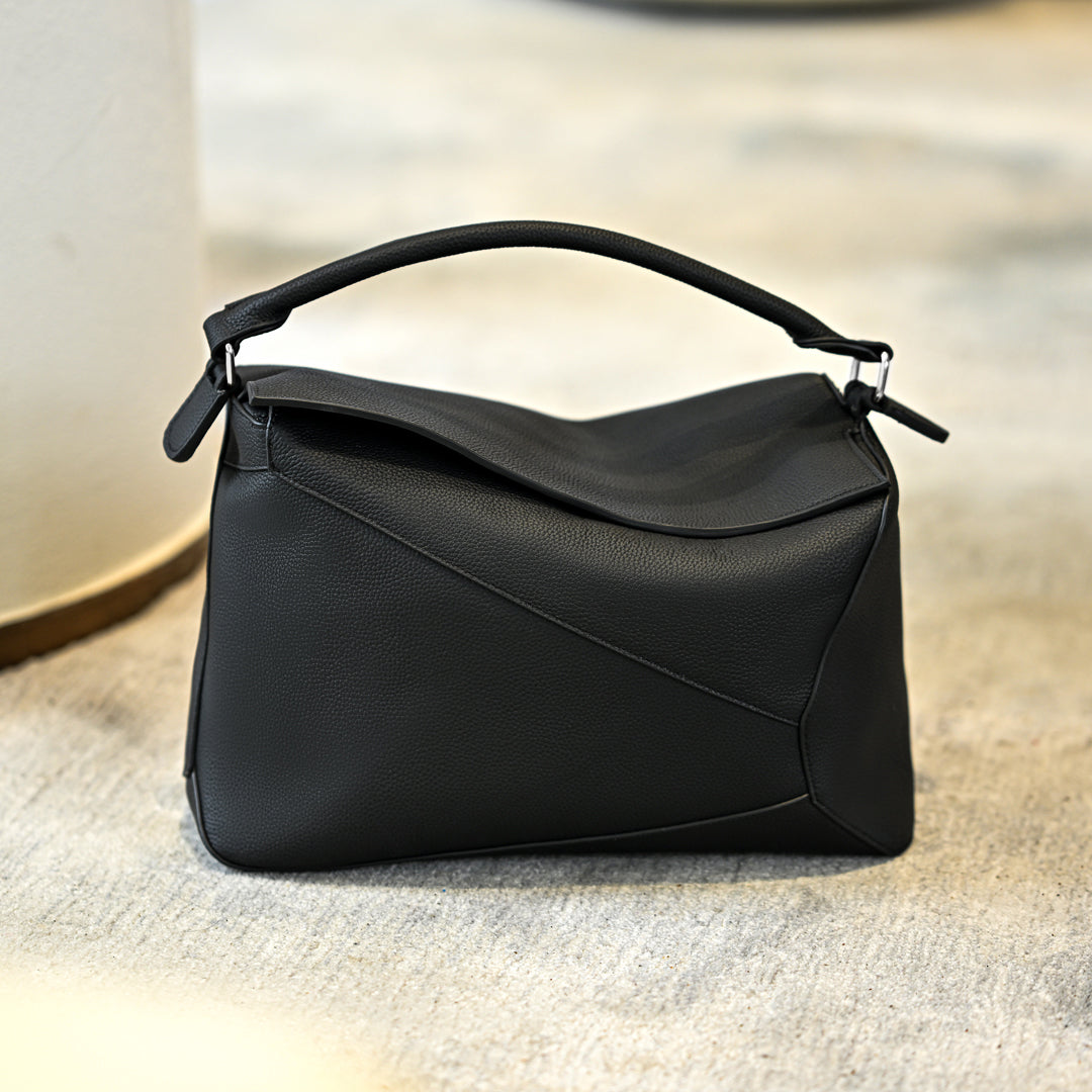 The Signature Messenger bag - Grain Leather