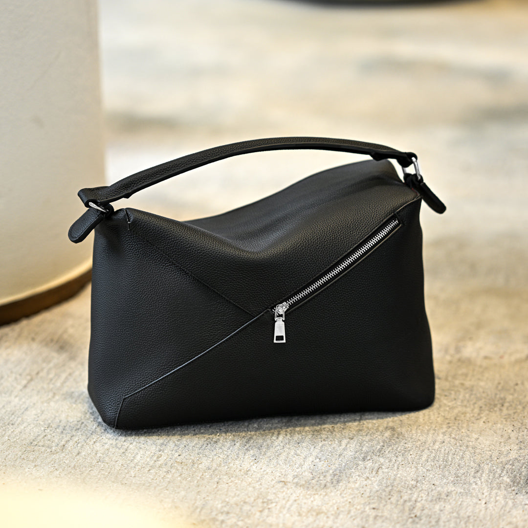 The Signature Messenger bag - Grain Leather